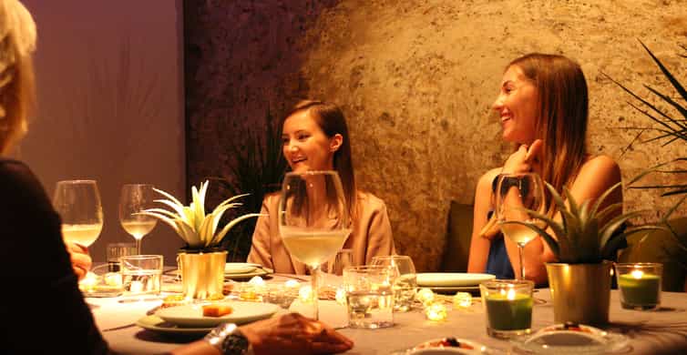 Valencia: Old Town Tour, Wine & Tapas in an 11th c. Monument