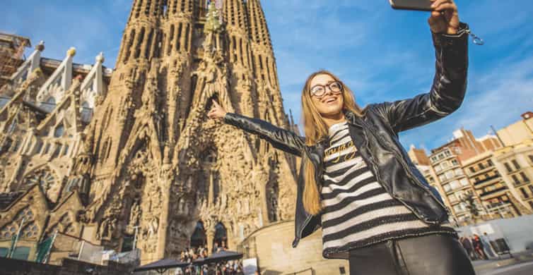 Barcelona: Gaudi Private City Tour with Sagrada Familia