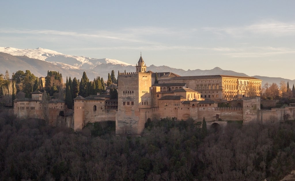 alhambra-castle-in-granada-spain-with-snowy-mountains
