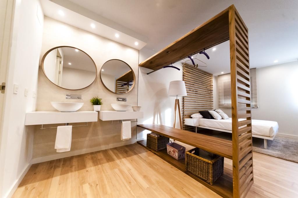 bedroom-and-bathroom-in-apartment-in-spain