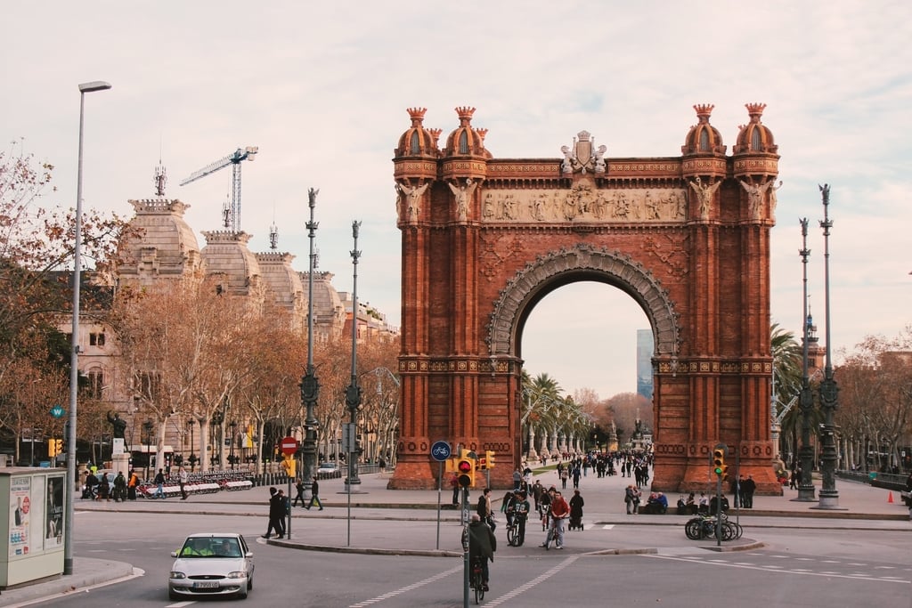 Monument in Barcelona, Spain shaped like an arch