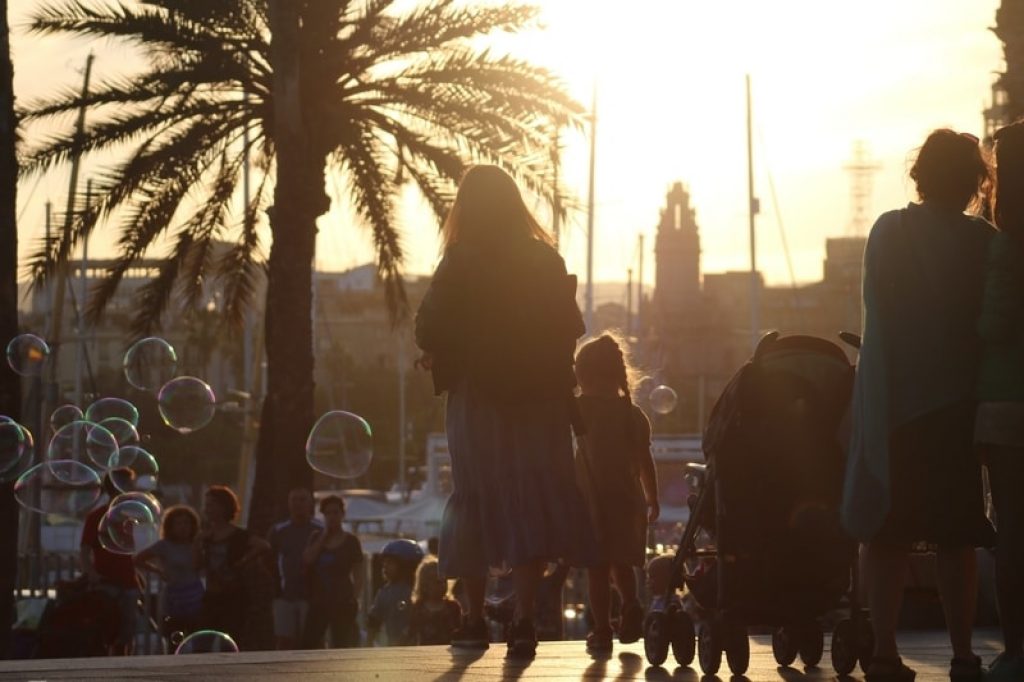 shadows-people-park-barcelona