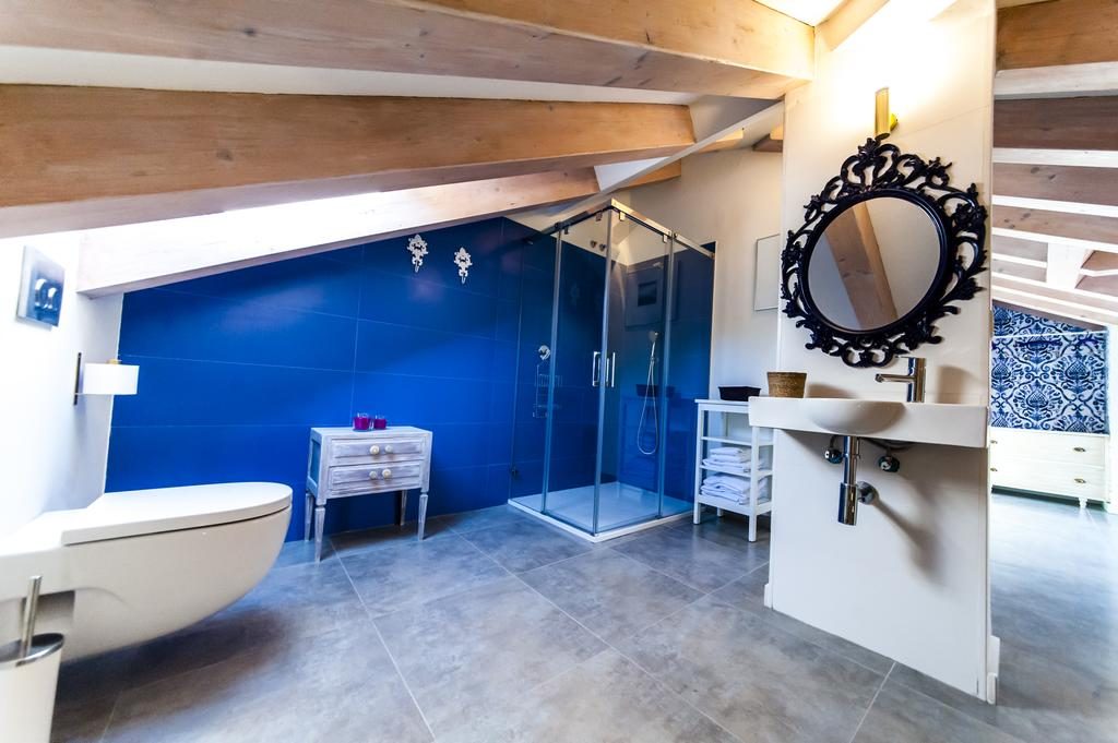 blue-bathroom-in-spain