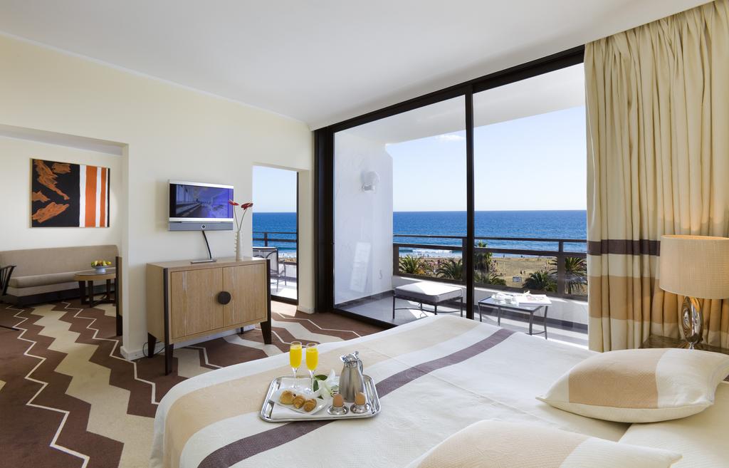sea-view-bedroom-in-hotel