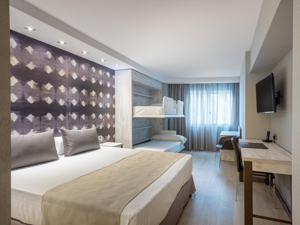 beautiful-hotel-bedroom-in-spain