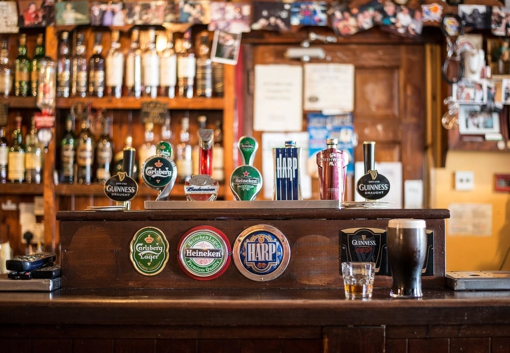 beer-taps-in-an-irish-pub