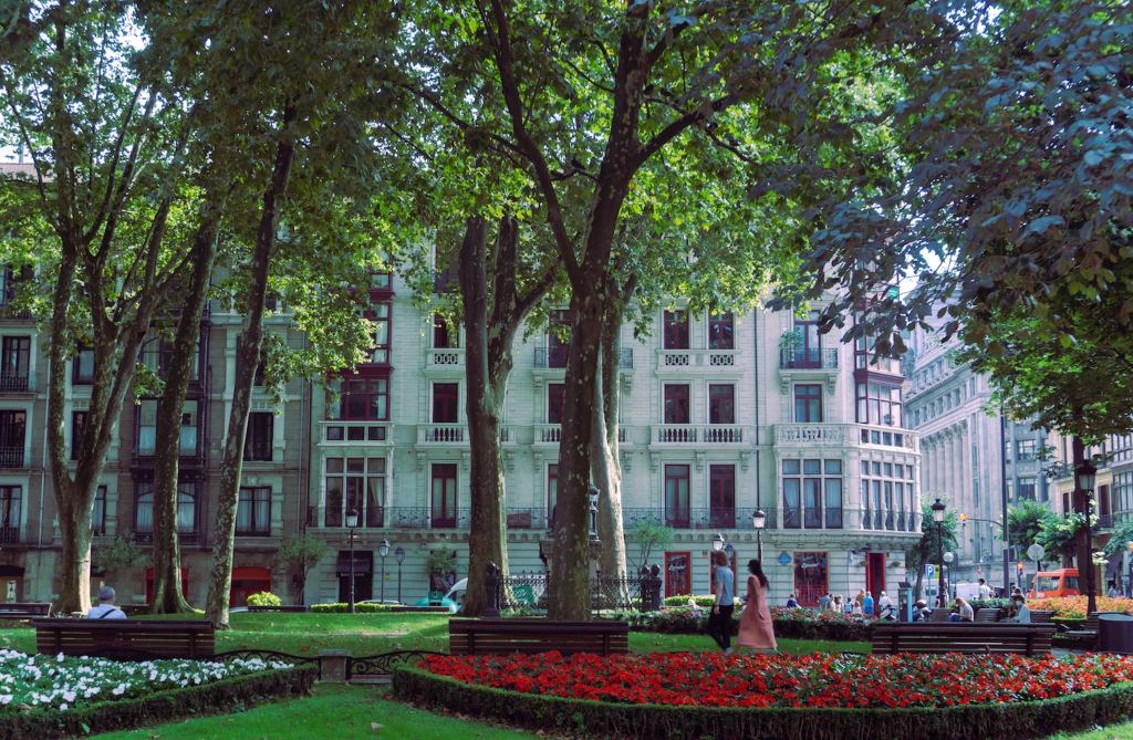 Image-of-a-couple-walking-at-the-park