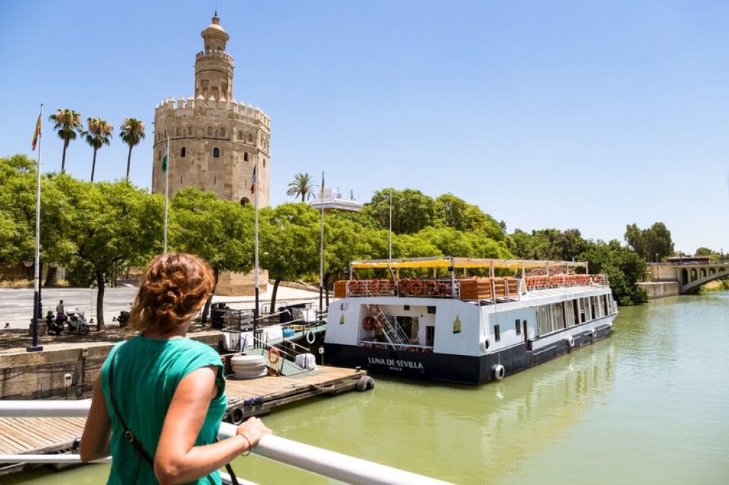 Boat tour with view of torre del oro