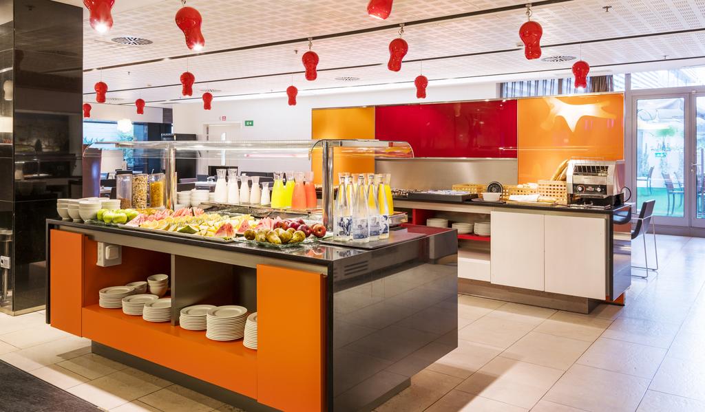 quirky-breakfast-buffet-spain