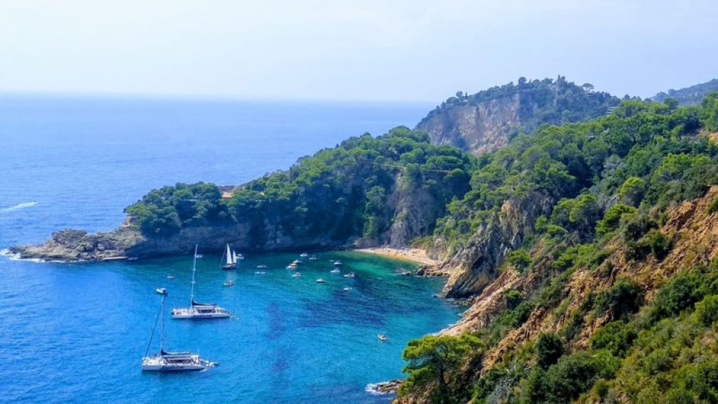 Boats-anchored-in-Cala-Futadera-Costa-Brava