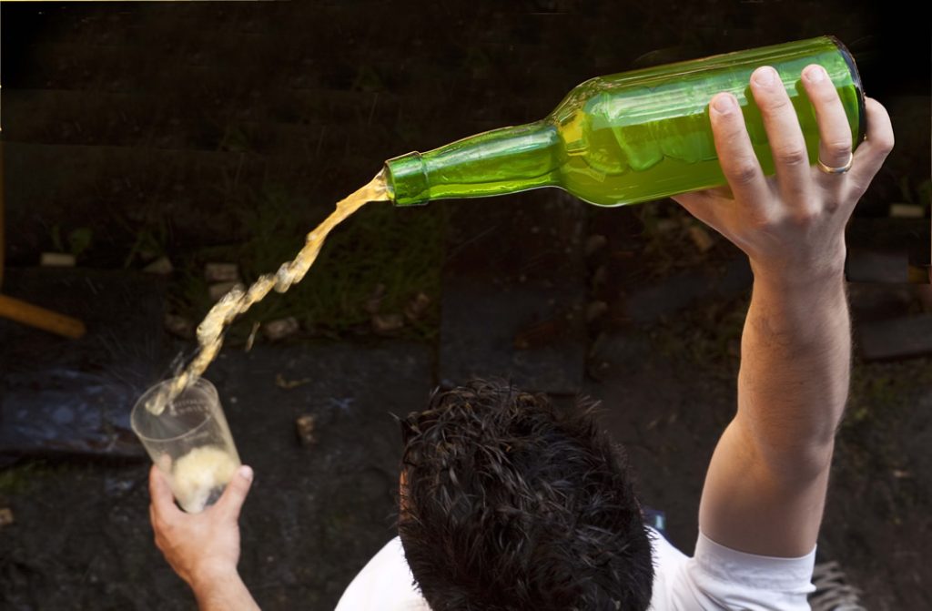 pouring-apple-cider-in-spain