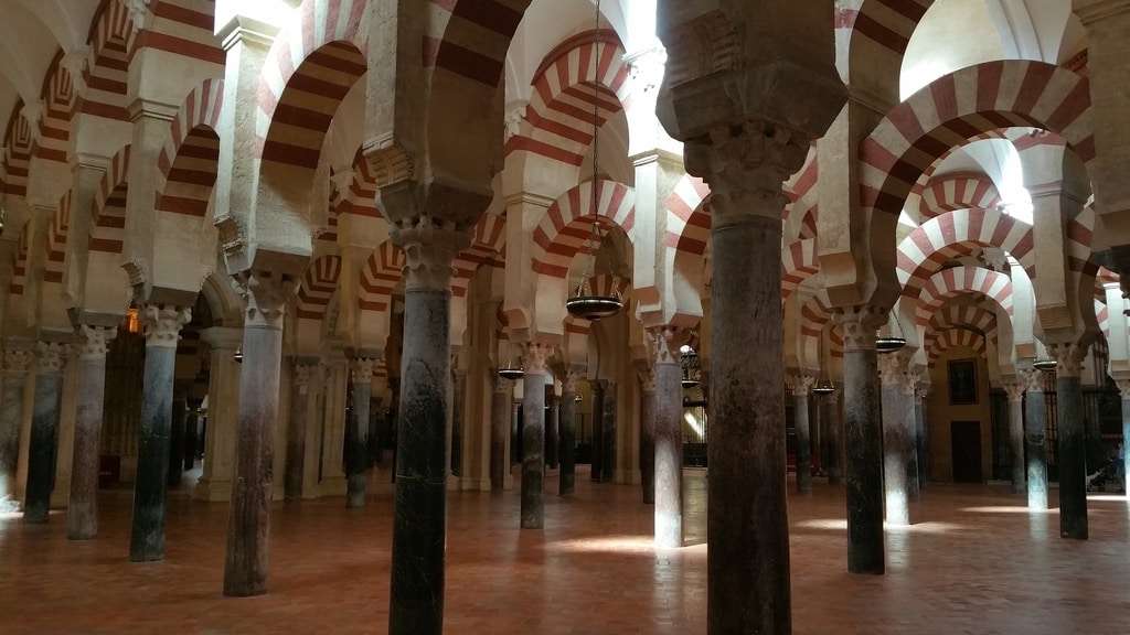 columns-and-archways-in-great-mosque-of-cordoba-spain