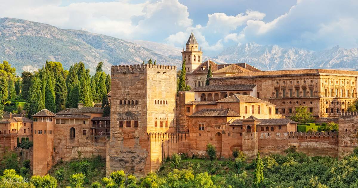 Granada Tour with Alhambra Palace and Generalife Gardens Entrance and Transfers