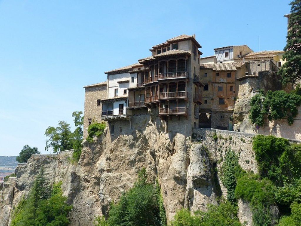 road-trip-stop-spain-hanging-houses