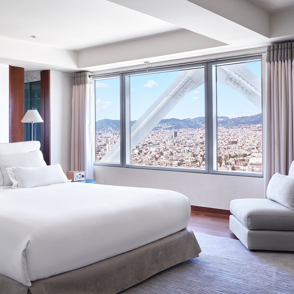 Hotel Arts Barcelona room with white bed