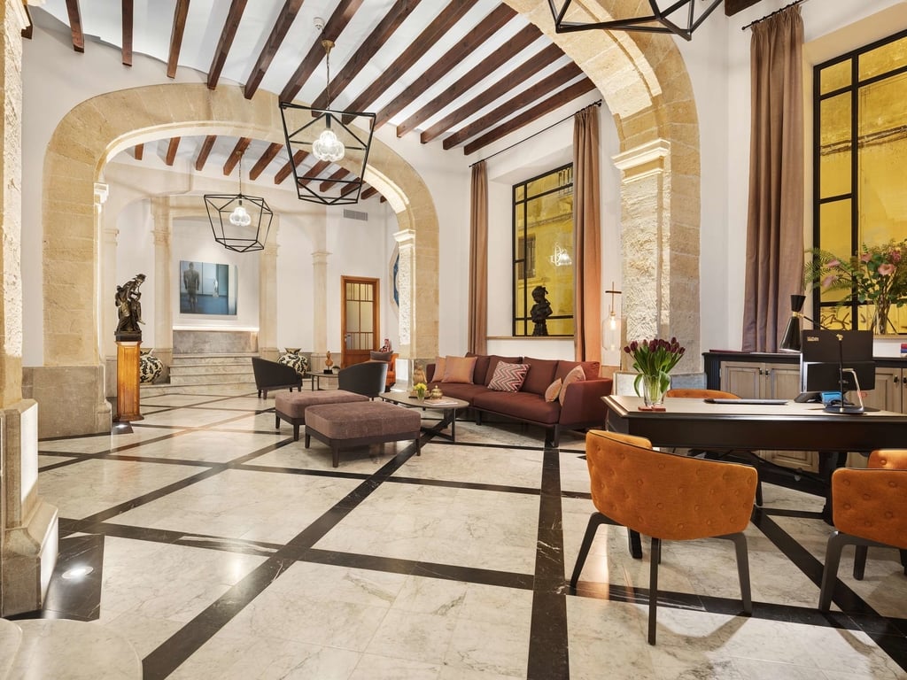 Foyer with chairs in Hotel Gloria de Sant Jaume in Mallorca, Spain