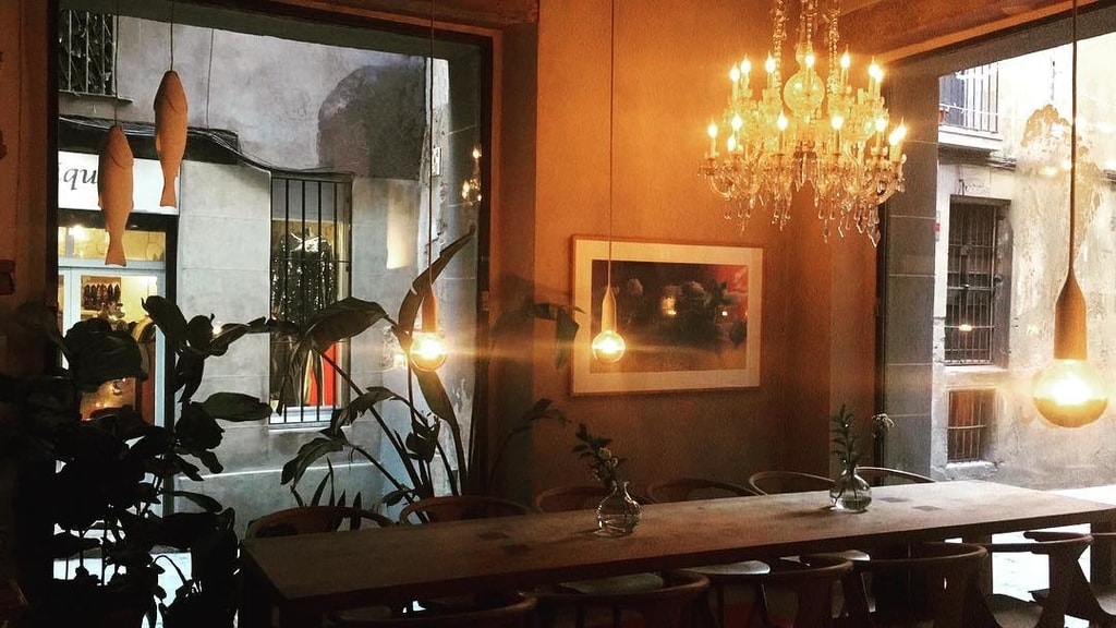 Hotel Neri Barcelona lobby area with brown decor