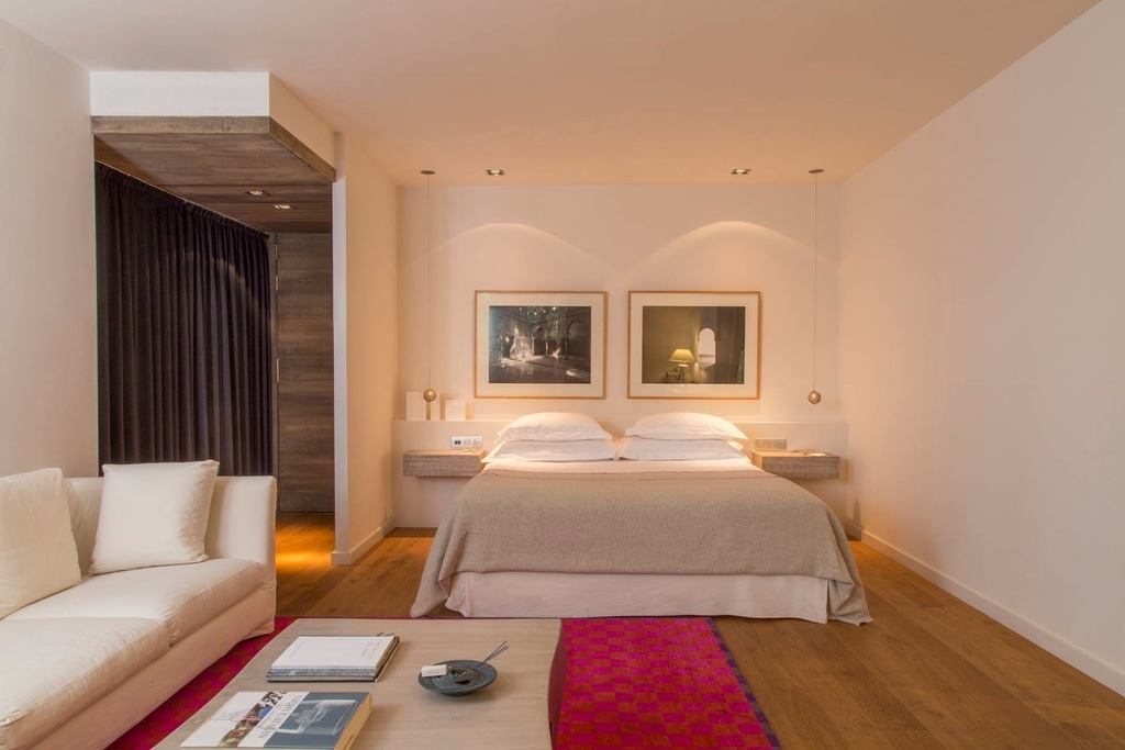 Hotel Neri Barcelona room with brown bed and white walls