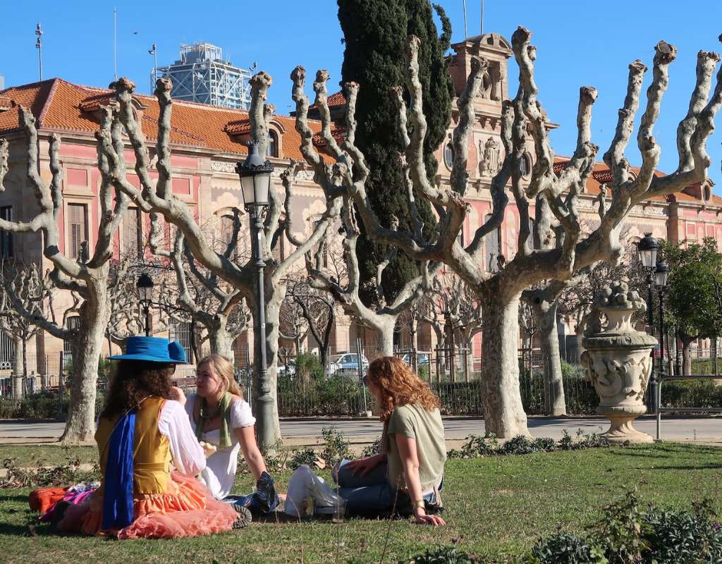 Friends having a picnic in Jardines del Real
