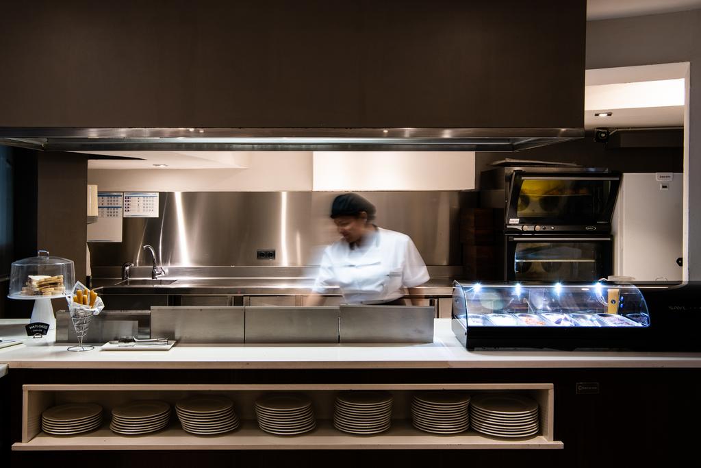 chef-making-food-in-hotel
