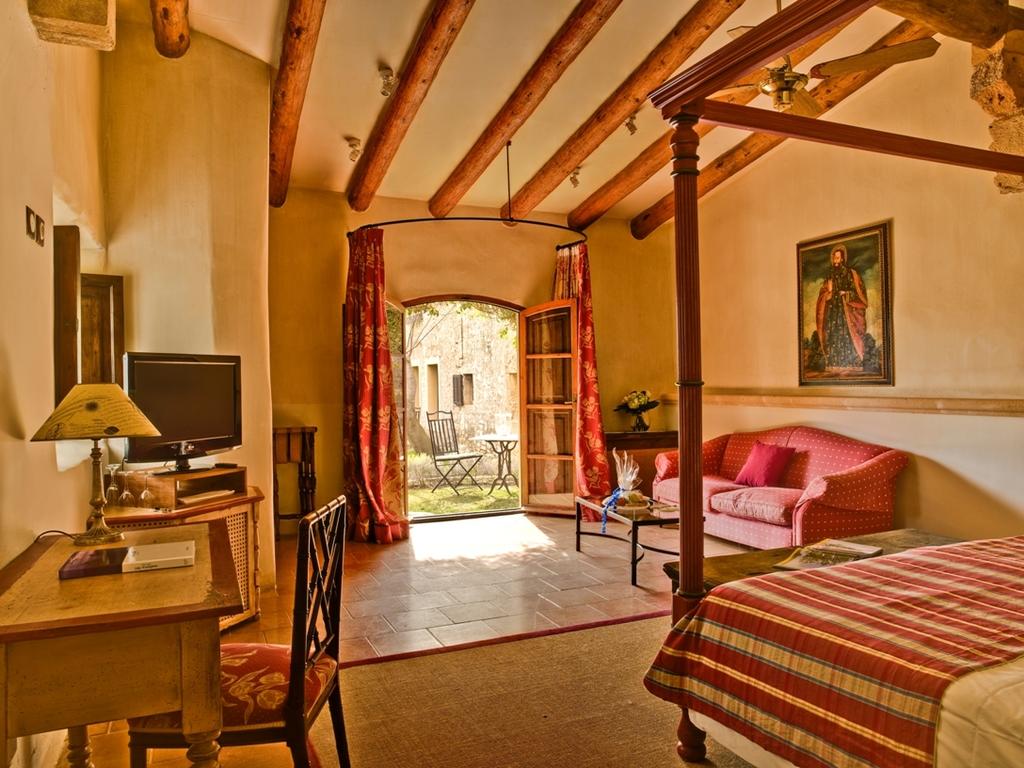 open-plan-bedroom-hotel