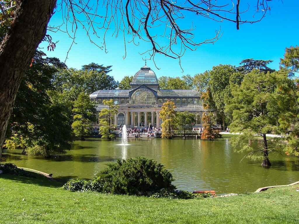 pond-and-greenhouse-in-madrid-botanical-garden