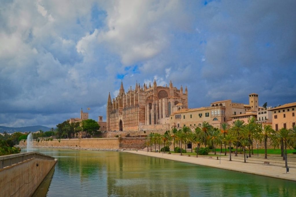 cathedral-near-the-water-in-palma-de-mallorca