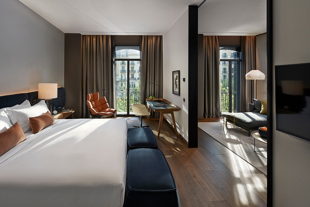 Mandarin Oriental Barcelona room with white bed, blue accents and mirror