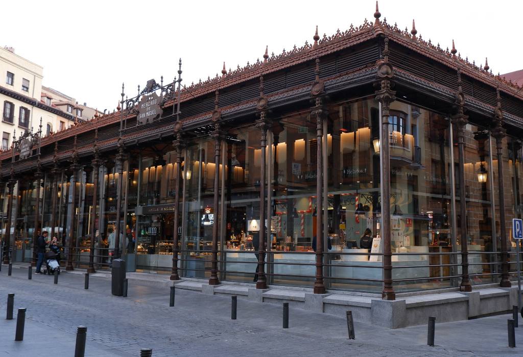 Spanish indoor market with gothic features.