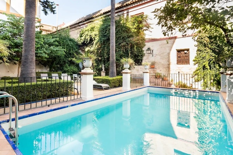 Seville villa with garden and pool