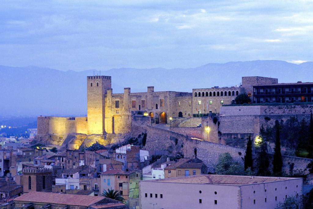 Parador de Tortosa in the evening
