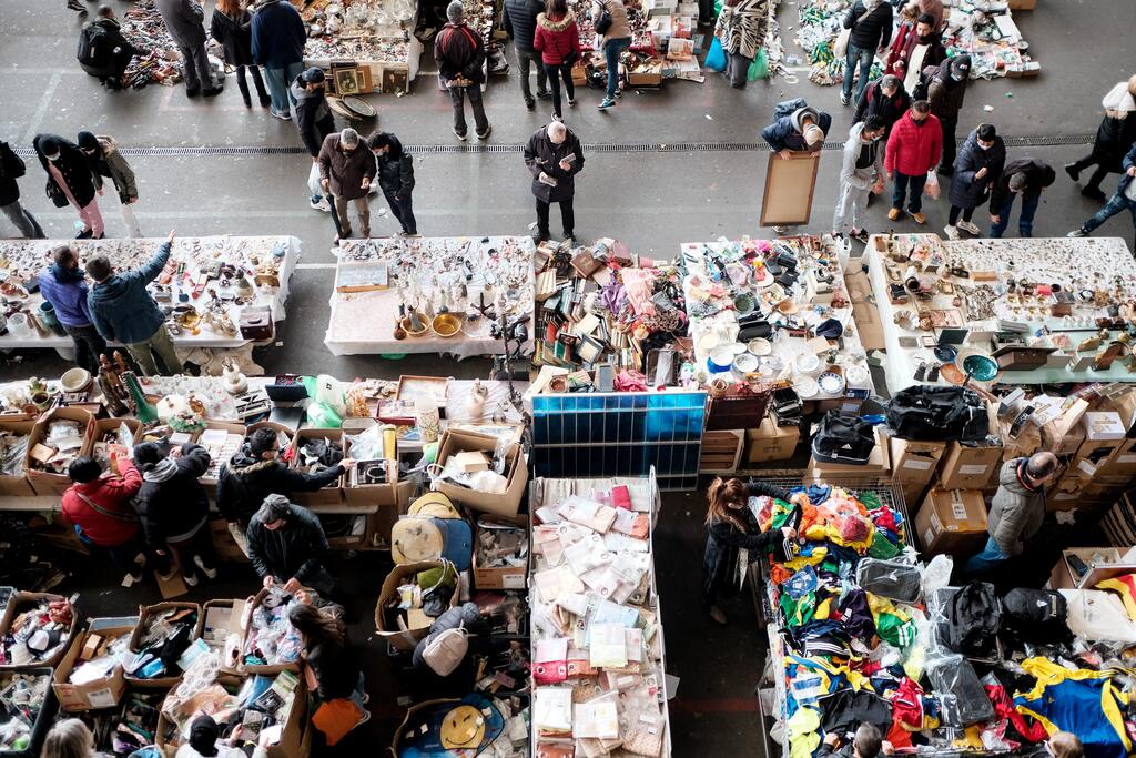 people-at-a-street-market-in-barcelona