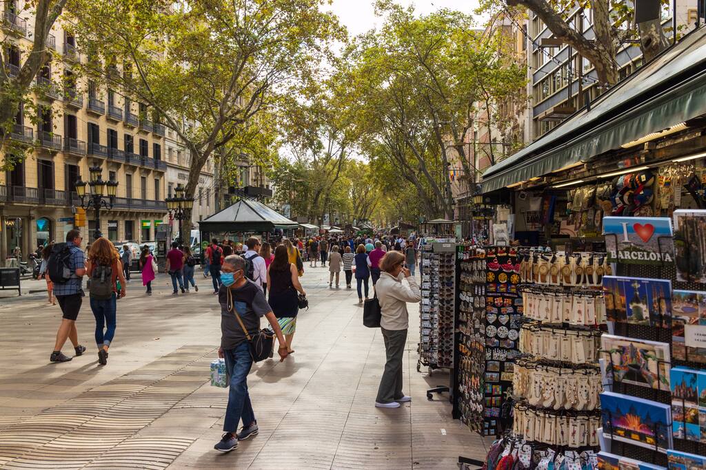 people-walking-in-las-rambla-barcelona