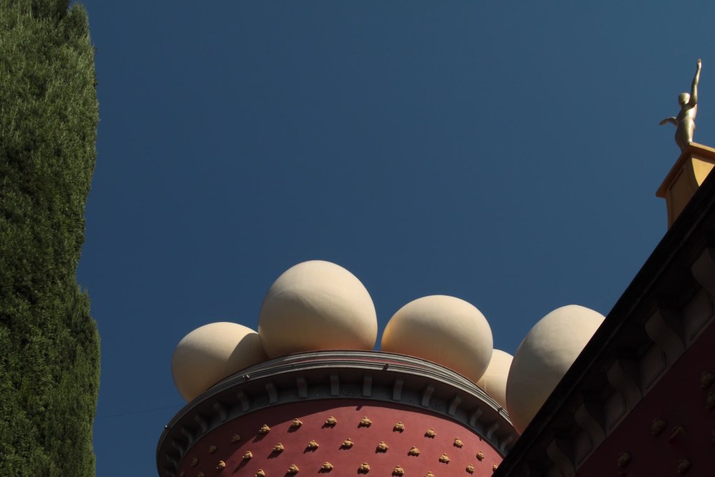 Roof of the Dali museum with egg shaped accents