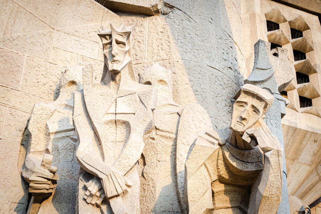 sagrada-familia-sad-statues