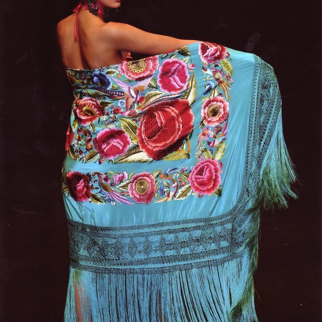 Woman dancing with a Manton de Manilla