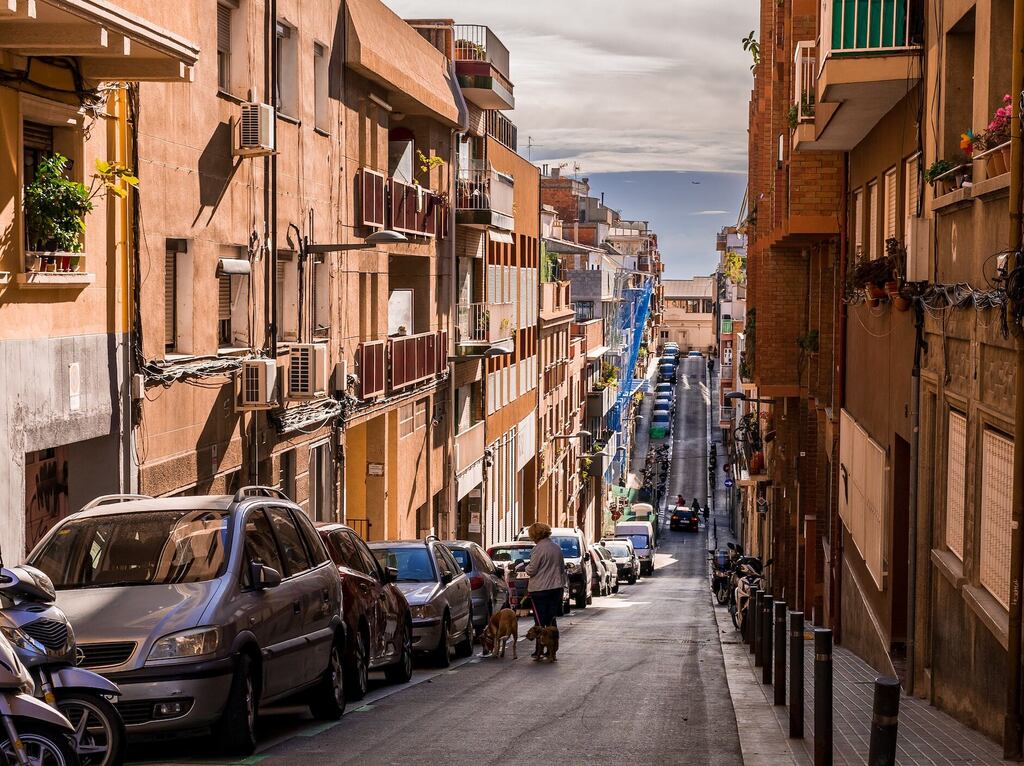 cars lining up a street in beiro