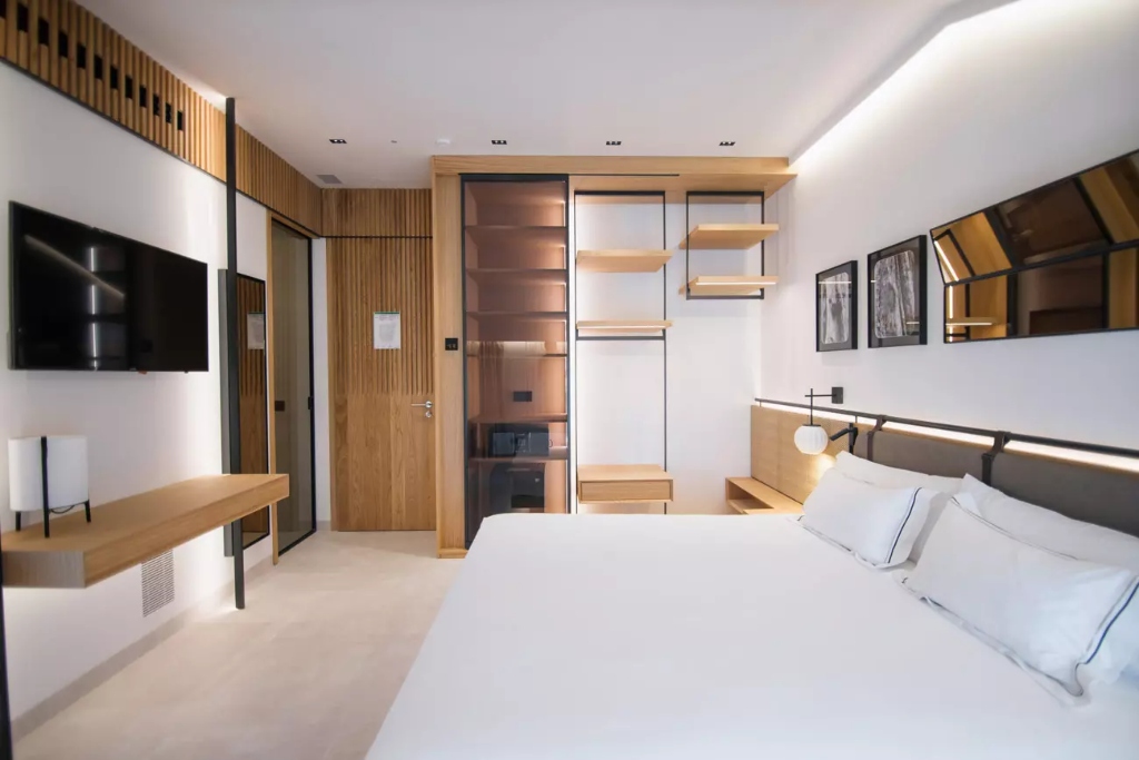 A deluxe suite in Hotel Puerta Serranos