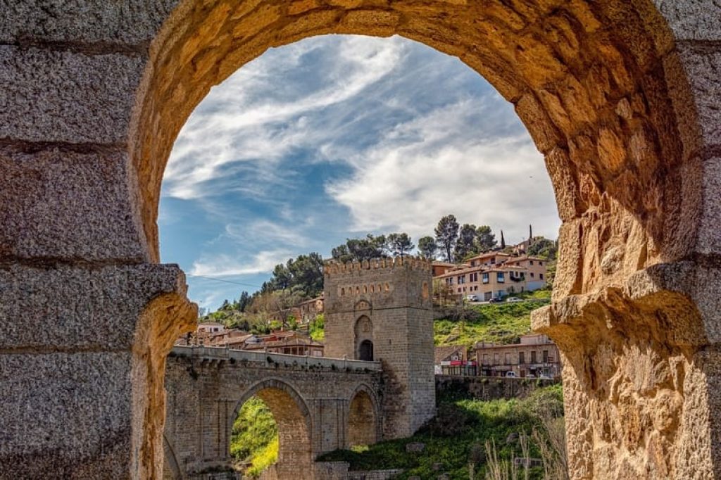 Toledo_through_arch