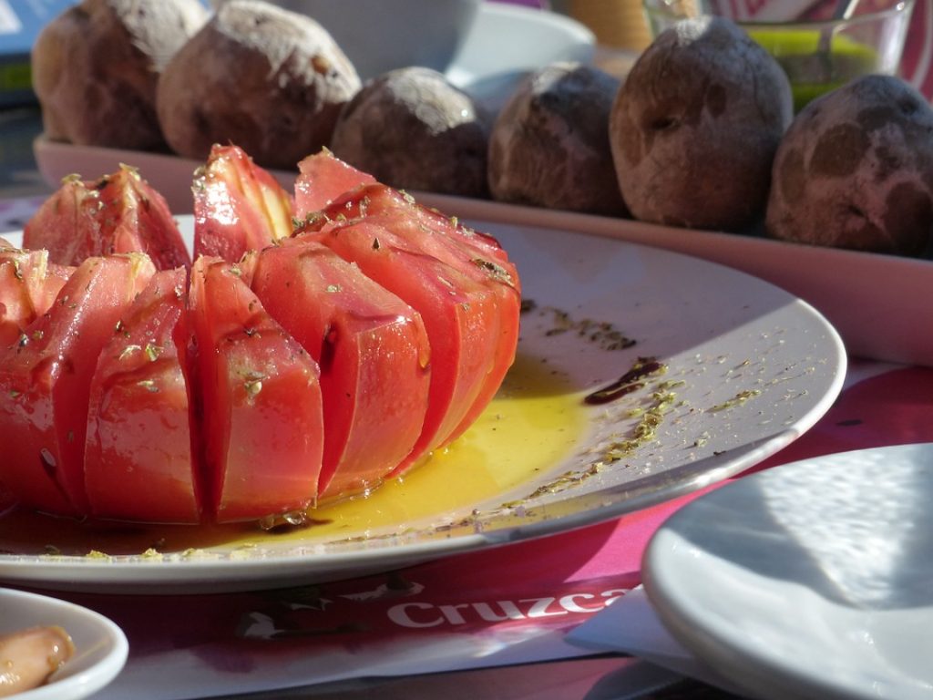 tomatoes-and-olive-oil-in-spain
