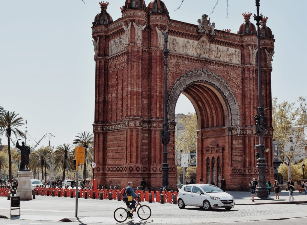 Tourist on a biking tour at Arc de Triomf