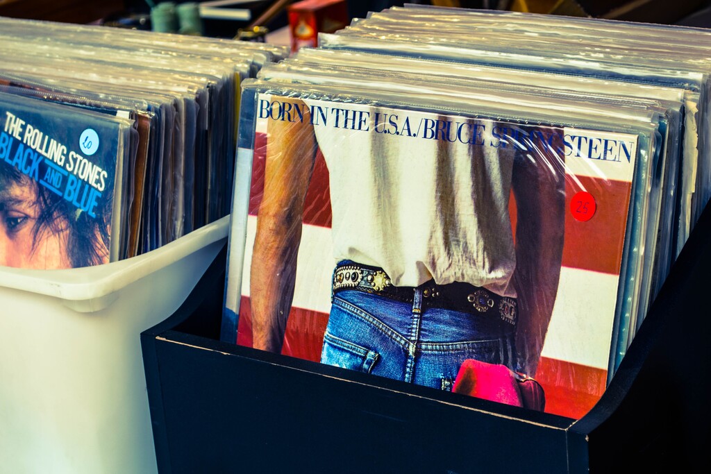 vinyl-records-at-a-flea-market-in-barcelona